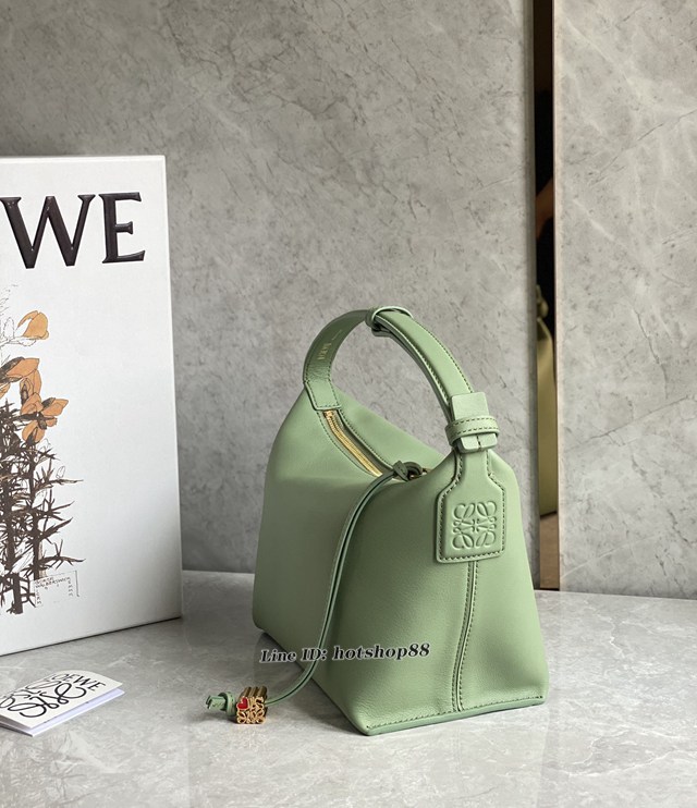 Loewe專櫃2022全新牛油果綠cubi全皮飯盒包 羅意威納帕牛皮便當包腋下包 型號10233 lyw1106